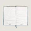 Cuaderno grande, piel Saffiano, azul pálido – Páginas rayadas Cuaderno grande, piel Saffiano, azul pálido – Páginas rayadas