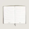 Cuaderno grande, piel Saffiano, beige nublado – Páginas rayadas Cuaderno grande, piel Saffiano, beige nublado – Páginas rayadas