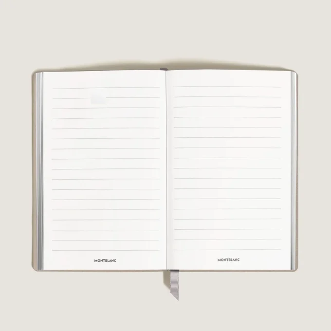 Cuaderno grande, piel Saffiano, beige nublado – Páginas rayadas Cuaderno grande, piel Saffiano, beige nublado – Páginas rayadas