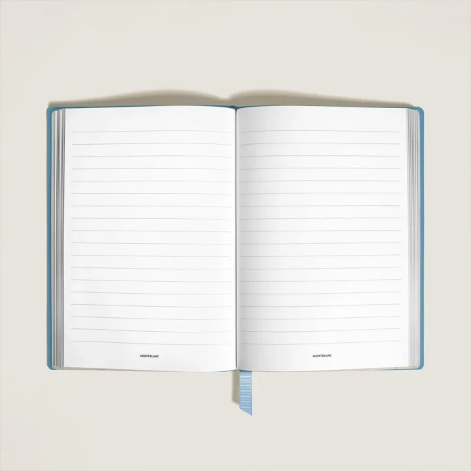Cuaderno mediano, piel Saffiano, azul pálido – Páginas rayadas Cuaderno mediano, piel Saffiano, azul pálido – Páginas rayadas