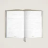 Cuaderno mediano, piel Saffiano, beige nublado – Páginas rayadas Cuaderno mediano, piel Saffiano, beige nublado – Páginas rayadas