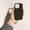 Funda rígida Sartorial para el iPhone 16 Pro de Apple Funda rígida Sartorial para el iPhone 16 Pro de Apple