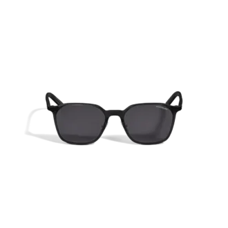 Gafas de sol ovaladas con montura de acetato negro.