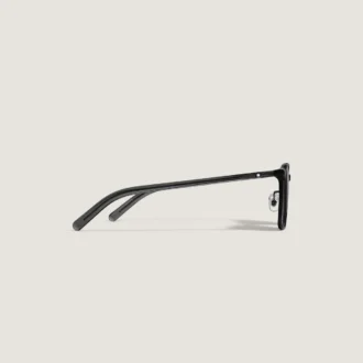 Gafas de sol ovaladas con montura de acetato negro.