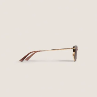 Gafas de sol rectangulares con montura metálica dorada