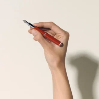 Pluma estilográfica Montblanc Heritage Rouge et Noir «Baby» Edición Especial color coral M Pluma estilográfica Montblanc Heritage Rouge et Noir «Baby» Edición Especial color coral M